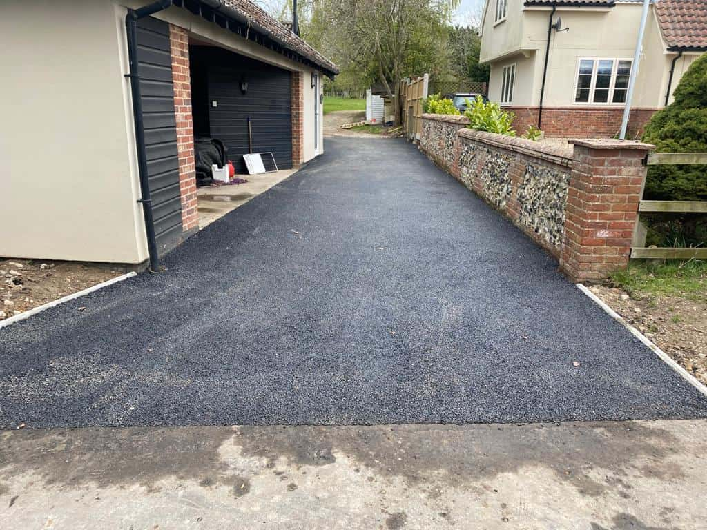 This is a newly installed tarmac driveway. All works carried out by Earls Barton Driveways