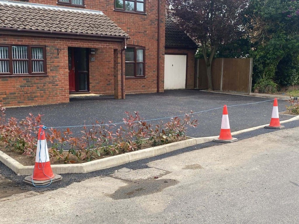 This is a newly installed tarmac driveway just installed by Earls Barton Driveways