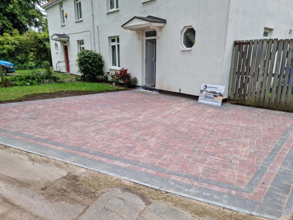 This is a newly installed block paved drive installed by Earls Barton Driveways